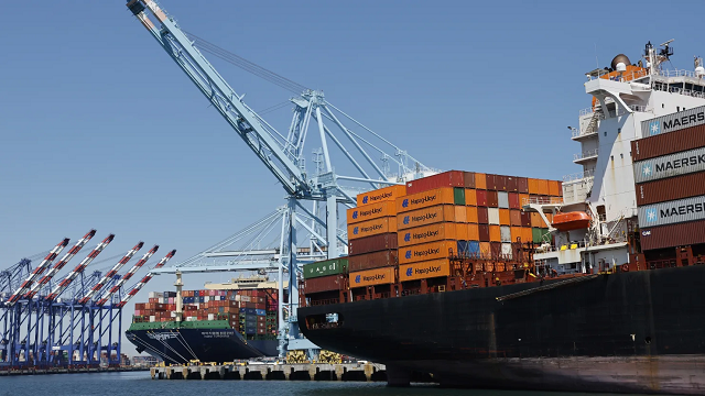 thue-quan-trump-23-03