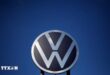 Biểu tượng hãng Volkswagen tại trụ sở ở Wolfsburg, Đức. (Ảnh: AFP/TTXVN)