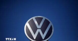 Biểu tượng hãng Volkswagen tại trụ sở ở Wolfsburg, Đức. (Ảnh: AFP/TTXVN)
