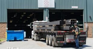 Xe tải chở thép thành phẩm tại một công ty thép ở Delta, tỉnh British Columbia (Canada) ngày 3/6/2025. (Ảnh: THX/TTXVN)