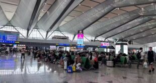 Hành khách chờ tàu tại một nhà ga ở Trung Quốc. (Ảnh: Hải Yến/TTXVN)